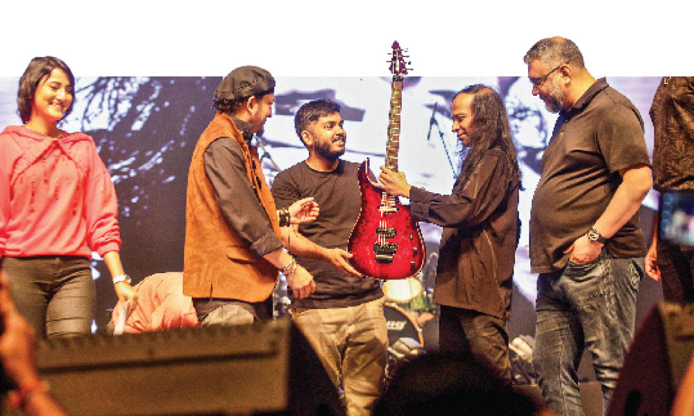 দেশি কাঠে বিশ্বমানের গিটার তৈরির কারিগর