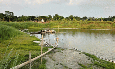 সদরপুরে অবৈধভাবে বালু উত্তোলন, দুজনকে ১ লাখ টাকা অর্থদণ্ড