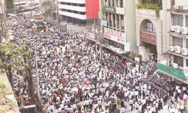 রাজধানীতে ইসলামী ব্যাংকের সামনে পাল্টাপাল্টি কর্মসূচি