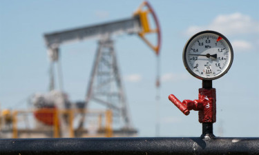 ইরানের জাহাজ আটকের খবরে ফের বাড়ল তেলের দাম