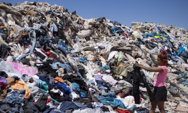 পোশাকের পাহাড় থেকে মুক্তি পেতে রিসাইক্লিং কারখানার পথে চিলি