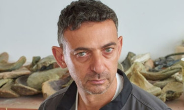 বাবা-মা হারিয়ে ইসরায়েলের বিরুদ্ধে যুদ্ধাপরাধের অভিযোগ ফরাসি-লেবানিজ শিল্পীর