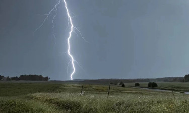 বজ্রপাতে একজনের প্রাণহানি, আরেকজনের পুড়ল বুক