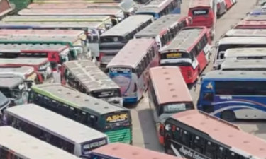 দূরপাল্লার বাস মেইন সড়কের ওপর পার্কিং