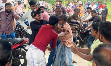 ফিলিং স্টেশনে লাইনে দাঁড়ানো নিয়ে হাতাহাতি, ভিডিও ভাইরাল