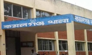 কমলগঞ্জে বাসের পেছনে ট্রাকের ধাক্কা, মারা গেল ৩৫০ মোরগ