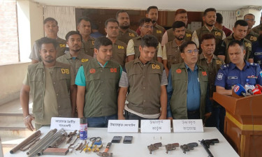 পাবনায় আগ্নেয়াস্ত্রসহ অস্ত্র উৎপাদনকারী গ্রেপ্তার