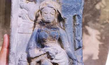 মান্দায় পুকুর খননের সময় মূর্তি উদ্ধার