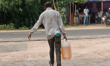 পাম্পে দীর্ঘ লাইন, কর্মকর্তার সামনেই পেট্রল সরানোর অভিযোগ