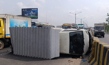 ঢাকা-চট্টগ্রাম মহাসড়কে লরির ধাক্কায় পিকআপ উল্টে আহত ১