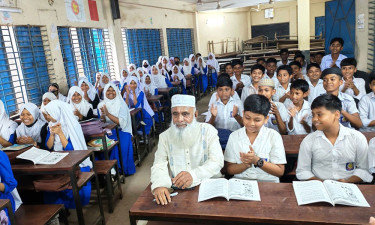 শ্রেণিকক্ষে সংসদ সদস্য, শিক্ষার্থীদের বেঞ্চে বসে শুনলেন ক্লাস