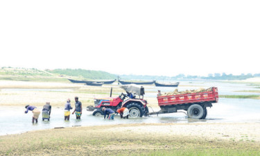 আমাদের ছোট নদী চলে বাঁকে বাঁকে