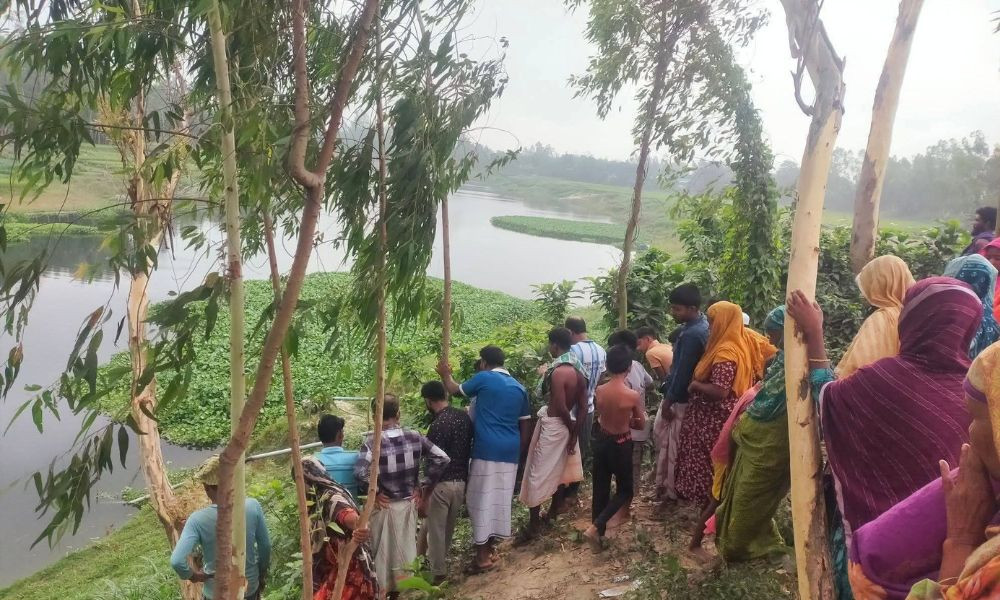 রায়গঞ্জে নদীর কূলে পড়ে ছিল ভ্যানচালকের মরদেহ
