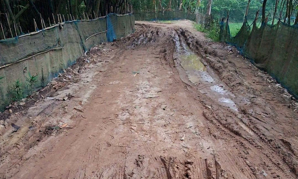 বর্ষায় কাদা, শুকনোয় ধুলা- এই নিয়ে চলা