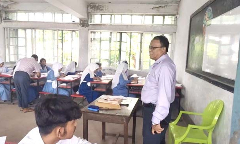 নিয়ম ভেঙে পরীক্ষাকেন্দ্রে এমপি, এলেন ফেসবুকে লাইভে