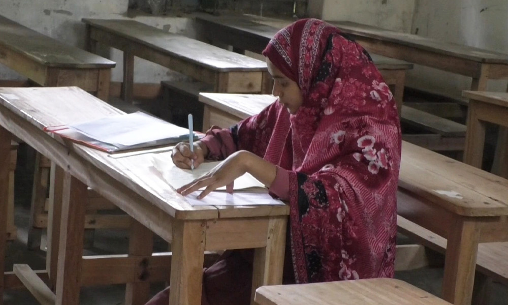 ৩ দিন আগে সিজার, নবজাতক রেখে পরীক্ষার হলে মা