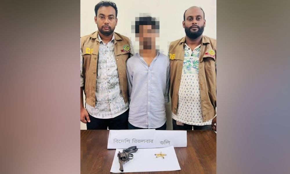 চট্টগ্রামে গুলিসহ পাকিস্তানি রিভলবার উদ্ধার, গ্রেপ্তার ১