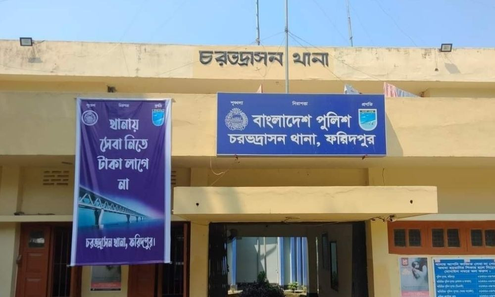 হাতকড়াসহ আ. লীগ নেতাকে ছিনিয়ে নিল স্বজনরা