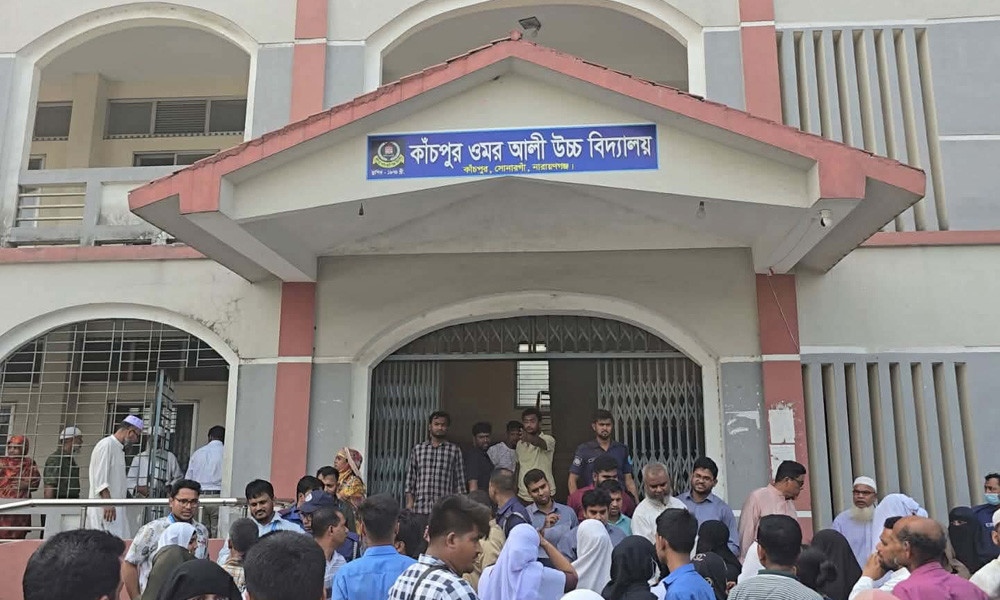 এসএসসি কেন্দ্রে ২০২৫ সালের প্রশ্ন দিয়ে পরীক্ষা নেওয়ার অভিযোগ