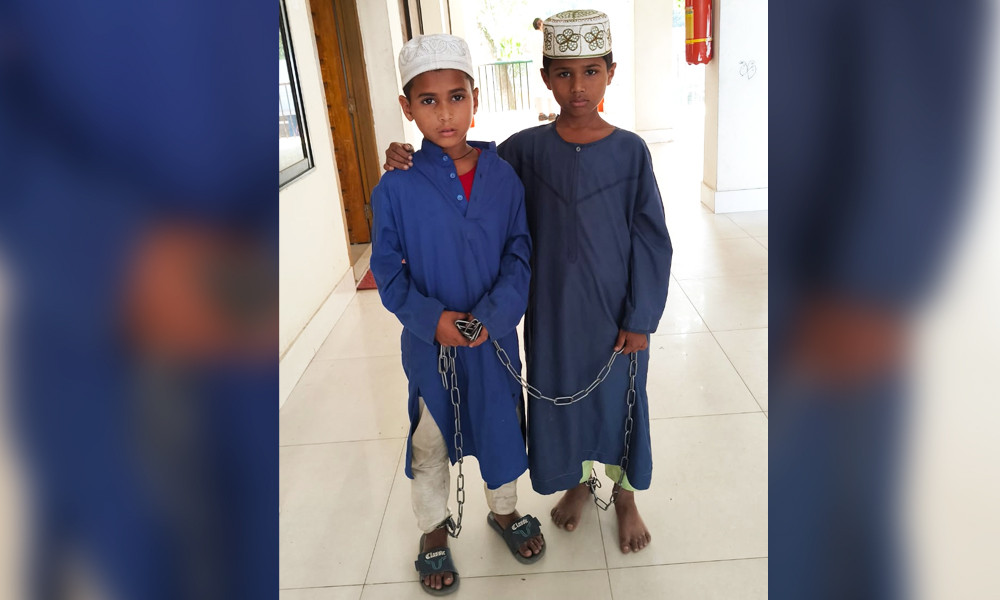 পা বেঁধে মাদরাসায় রেখে যান মা-বাবা, শিকল কাটতে বাজারে ২ ছাত্র