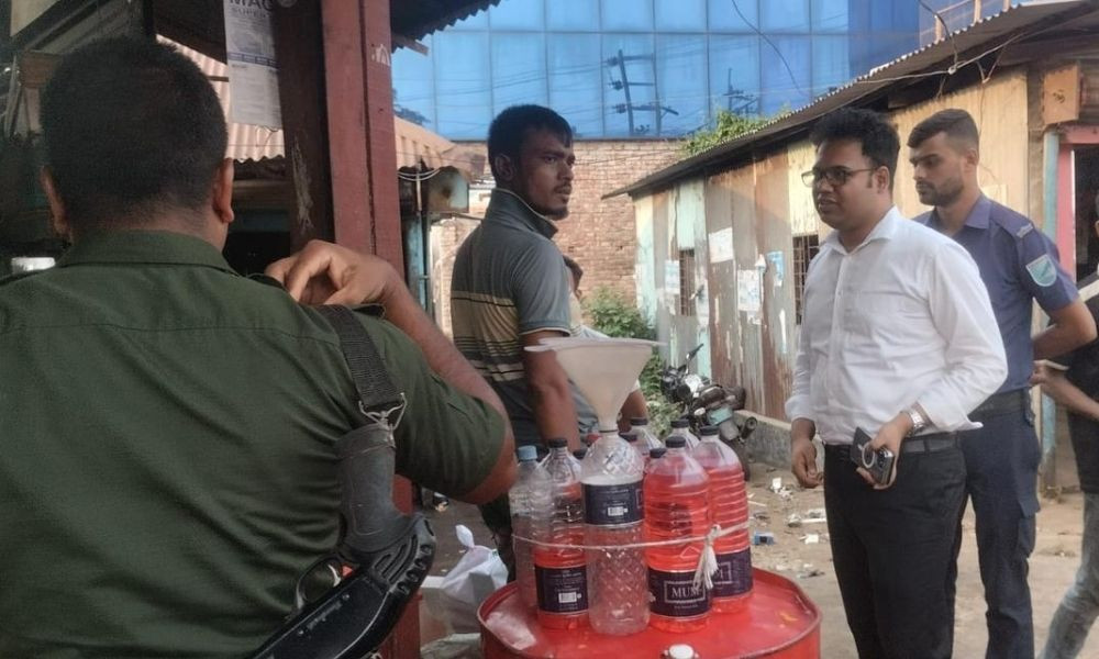 নারায়ণগঞ্জে খোলা বাজারে জ্বালানি তেল বিক্রি, ৩ প্রতিষ্ঠানকে জরিমানা