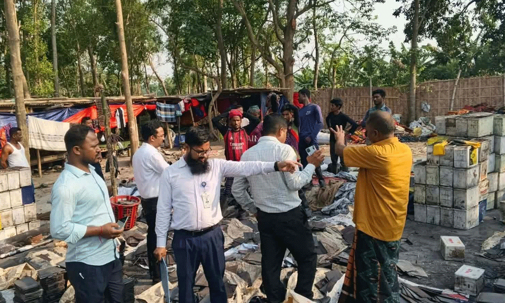 ব্যাটারি গলিয়ে সীসা তৈরি : কারখানা বন্ধ, মালামাল জব্দ