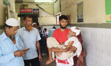 দাউদকান্দিতে সম্পদের লোভে শতবর্ষী বাবাকে পিটিয়ে ঘরে বন্দি!