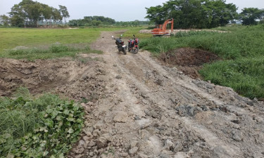 বুড়িচংয়ে রাতের আঁধারে খালে বাঁধ, জলাবদ্ধতার শঙ্কায় কৃষকরা