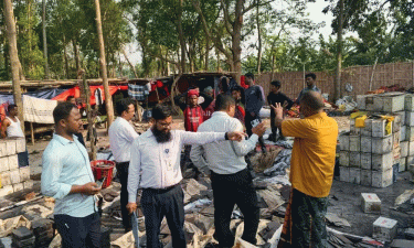 ব্যাটারি গলিয়ে সীসা তৈরি : কারখানা বন্ধ, মালামাল জব্দ