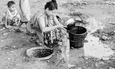 ছড়ায় পানি নেই, ছোট কূপেই ভরসা