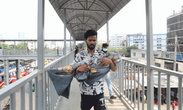 যুবকের কোলে হাম আক্রান্ত শিশু সাদমানের মরদেহ, ছবি ভাইরাল