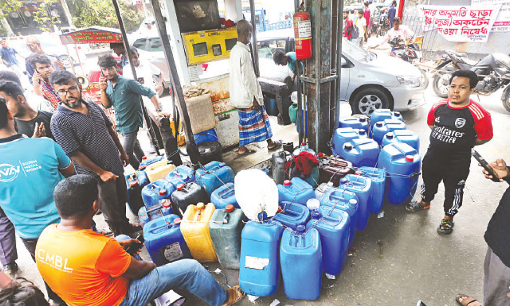 ডিজেল নিতে পাম্পে ড্রাম নিয়ে ভিড় করছেন অনেকে