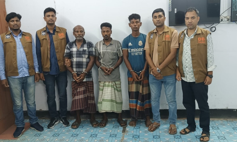 নওগাঁয় একই পরিবারের চারজনকে হত্যায় গ্রেপ্তার ৩