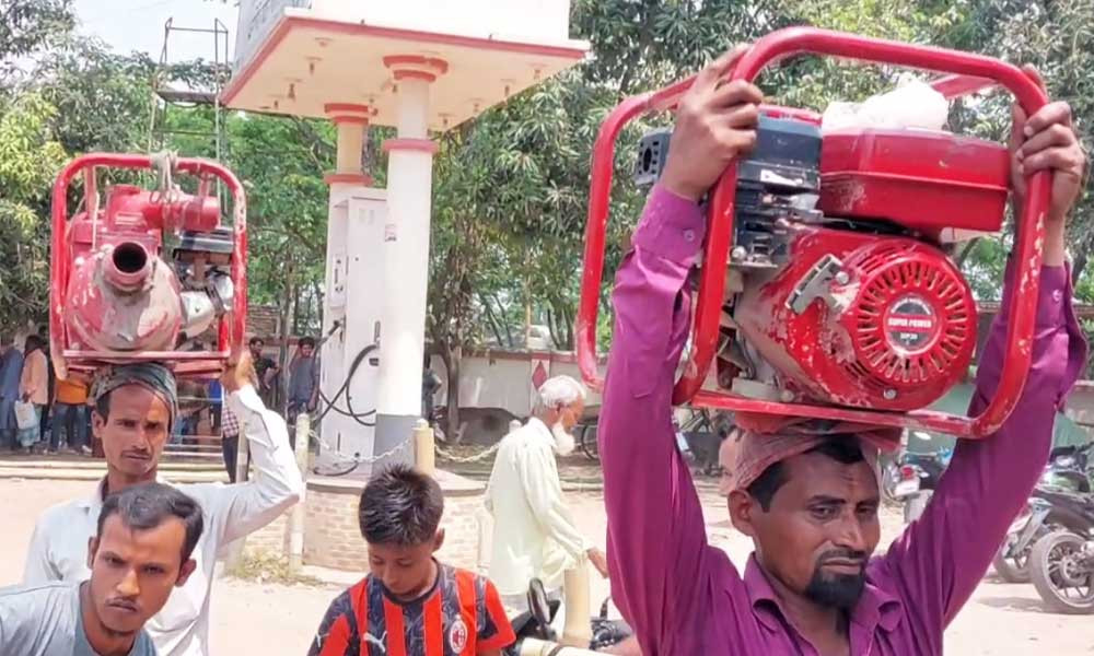 শ্যালো মেশিন নিয়ে ফিলিং স্টেশনে কৃষক, ভিডিও ভাইরাল