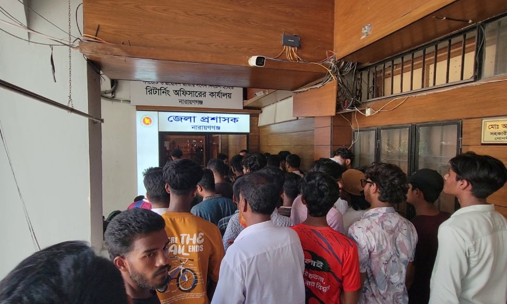 নারায়ণগঞ্জে ফুট ওভারব্রিজের দাবিতে জেলা প্রশাসকের কার্যালয় ঘেরাও