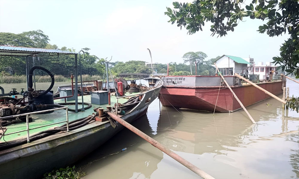নদীতে ভাসছে ৭৫ হাজার লিটার ডিজেল