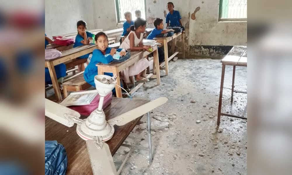ক্লাস চলাকালে খসে পড়ল ফ্যান-পলেস্তারা