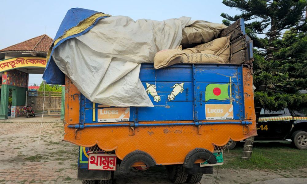 জামালপুরে সরকারি গুদামের ১৫ টন চালসহ ট্রাকচালক আটক