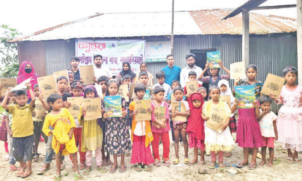 পাটগ্রামে বসুন্ধরা শুভসংঘের শিক্ষাসামগ্রী উপহার