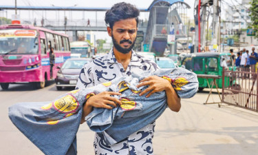 হামে মৃত শিশু কোলে হেঁটে যাচ্ছেন যুবক, ছবি ভাইরাল