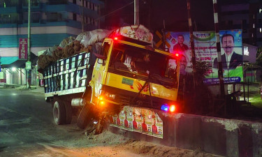 নিয়ন্ত্রণ হারিয়ে সড়ক ভিভাজকের ওপর ট্রাক, চালক-হেলপারসহ আহত ৪