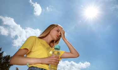 তীব্র গরমে হিট স্ট্রোকের ঝুঁকি : লক্ষণ ও বাঁচার উপায়