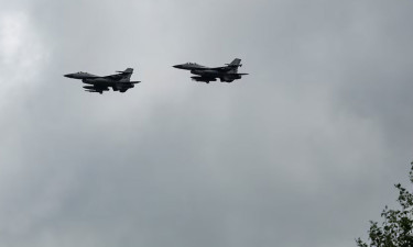 ছবি তুলছিল পাইলট, মাঝ আকাশে ২ যুদ্ধবিমানের সংঘর্ষ