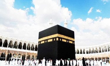 সোনালি সূচিকর্মে মোড়ানো কাবার গিলাফ