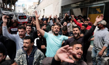 দুই ফিলিস্তিনির জানাজায় অংশগ্রহণকারীদের ওপর ইসরায়েলি বাহিনীর হামলা