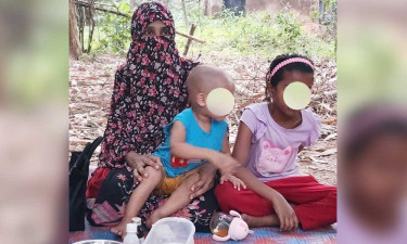 শ্বশুরবাড়িতে ঠাঁই না পেয়ে দুই সন্তান নিয়ে স্বামীর কবরের পাশে আশ্রয় নিলেন স্ত্রী