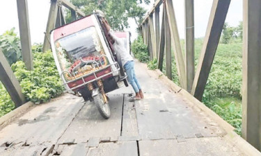 ভাঙা সেতুতে ডাকাতির ভয়