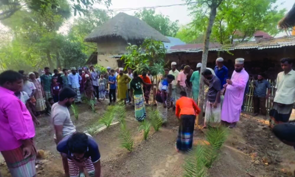 যে ঘরে ছিল হাসি, সেই উঠানেই এখন ৪ কবর