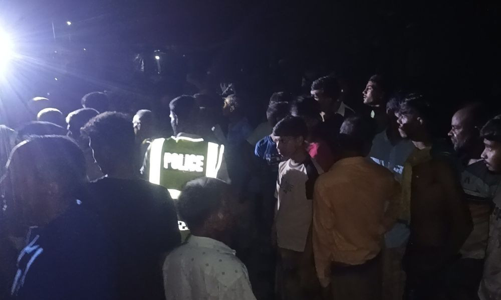 মাদরাসাছাত্রকে বেধড়ক মারধর, ক্ষুব্ধ অভিভাবক ও এলাকাবাসী