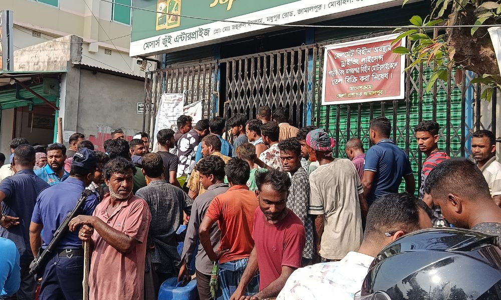 দীর্ঘ অপেক্ষায়ও মিলছে না তেল, সেচ নিয়ে বিপাকে কৃষকরা